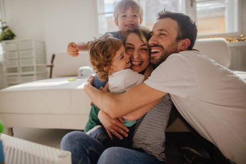 familia abrazándose