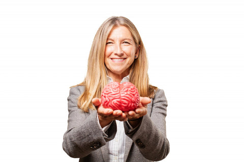 mujer sosteniendo un cerebro de plástico