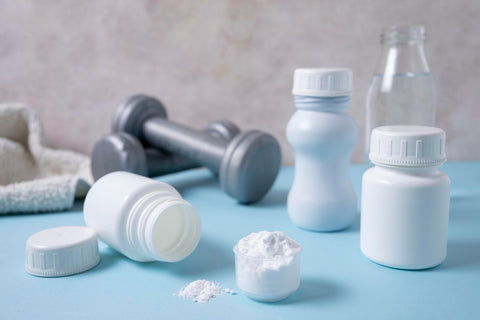 conjunto de suplementos de creatina y mancuernas