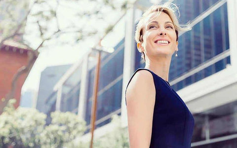 mujer sonriendo