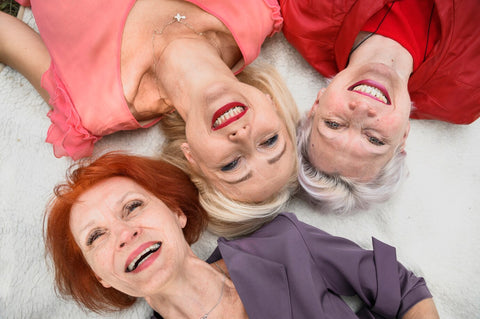 mujeres mayores sonriendo