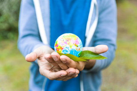 hombre que sostiene un globo terraqueo