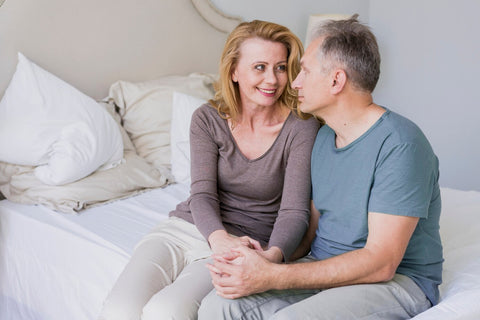 pareja mirándose a los ojos