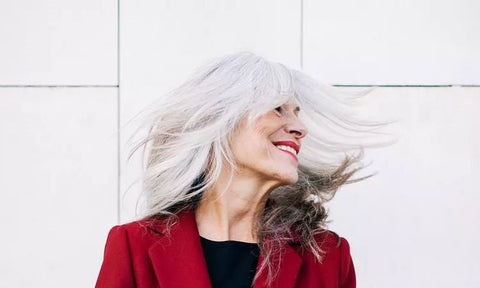 mujer con canas
