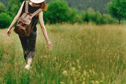 mujer caminando en el campo