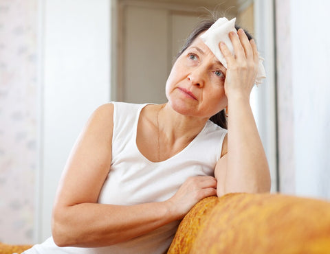 mujer sosteniendo un pañuelo en su cabeza