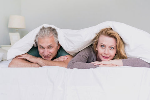 pareja debajo de una sábana