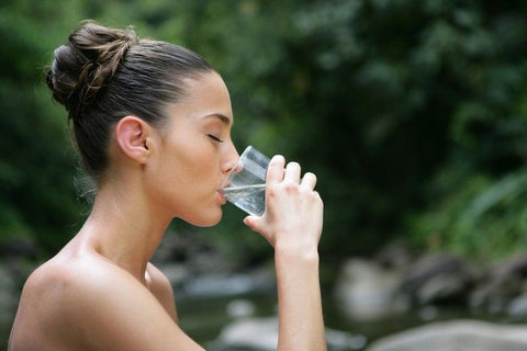 mujer bebiendo agua