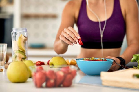 mujer desayunando de forma sana