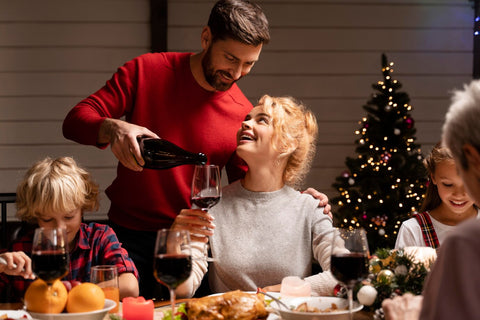 familia compartiendo cena navideña