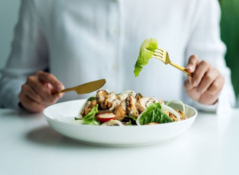 mujer comiendo ensalada