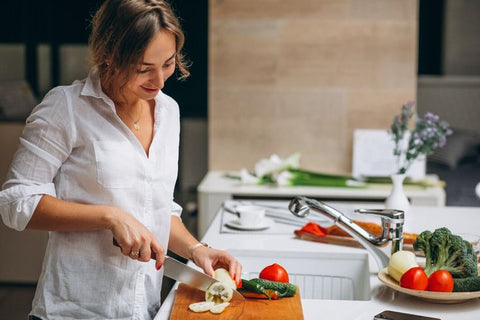 mujer cocinando saludablemente