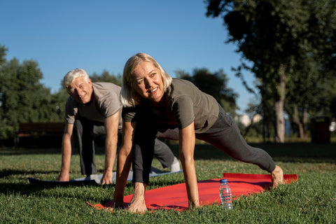 pareja de ancianos entrenando